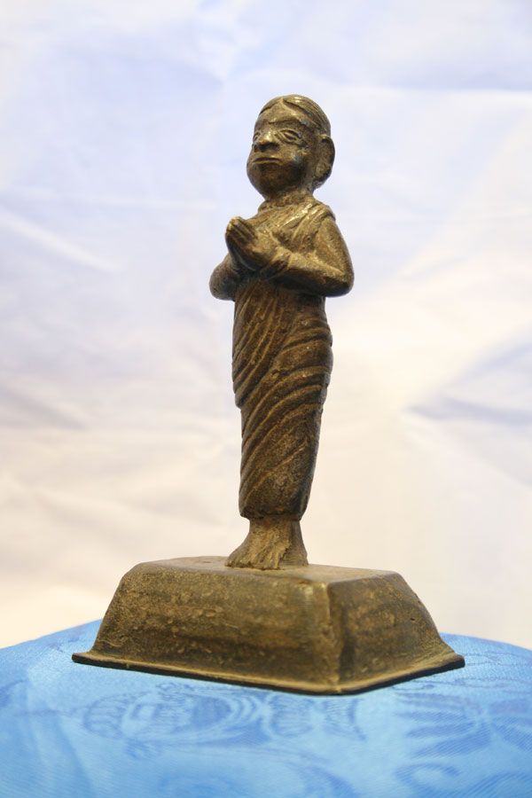 Индийская антикварная статуэтка Бронзовая - Молящаяся женщина(?) возможно семейное божество хранитель(?)